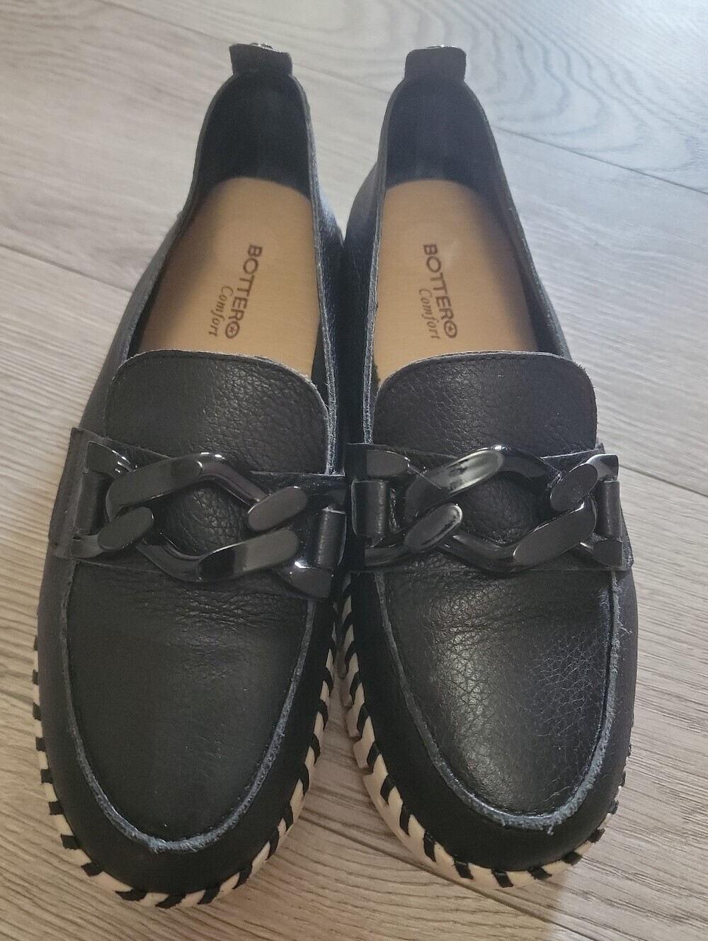 Bottero Comfort Leather Loafers in black. These are size 9 women’s /40 EU EUC